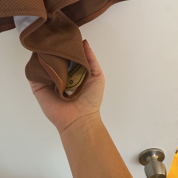 Cupshe cut out one piece - Picture 2 of 4